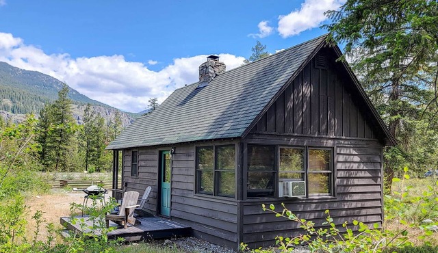 Cabin on the Creek, streamside Mazama retreat