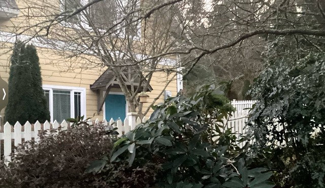 Charming 2-bedroom cottage with AC, High Speed WiFi in gorgeous Hansville.