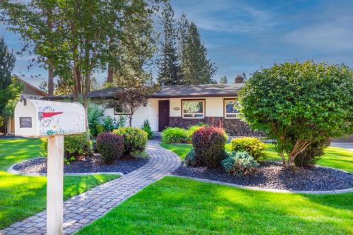 Charming 3 Bed 2 and a half Bath Family Oasis - Pool BBQ Fire Pit