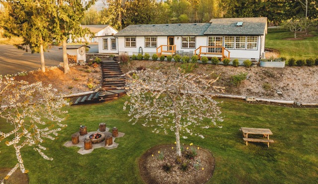 Charming Hilltop Getaway - Valley and Water Views