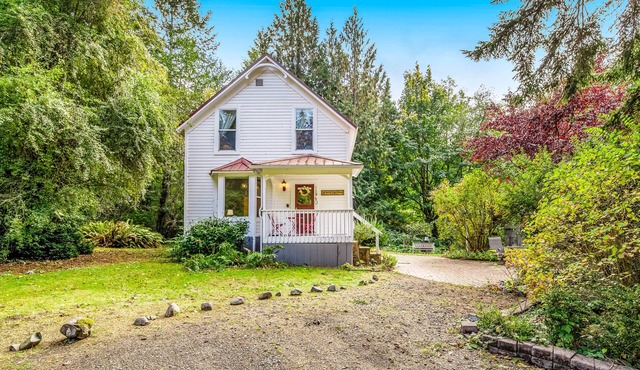 Charming restored dog-friendly farmhouse near Sequim Bay