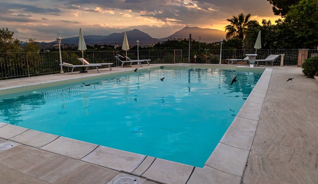 CHARMING STUDIO/FLAT WITH POOL