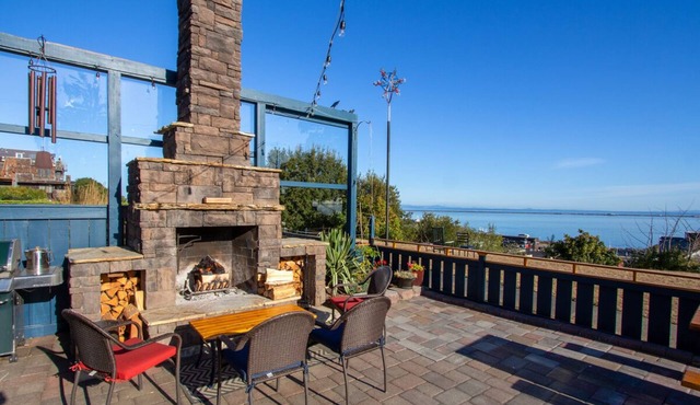 Chez ZigZag: 2 Bdrm. Full Kitchen, Water/Mtn - Killer View, Sauna