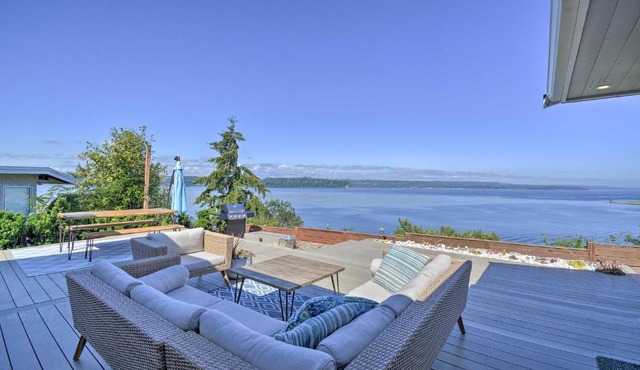 Chic Hansville Getaway Near Beach and Trail!