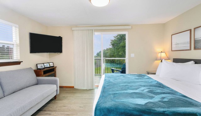 Cottage w/Sundeck near Beach | WiFi