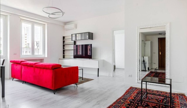 Cozy and bright 66sqm apartment located on the 6th floor of a building with lift (with a flight of stairs at the entrance to reach it).The accommodation is located in an exceptional position, just 300m from P.zza Gae Aulenti, famous for the wonderful vie