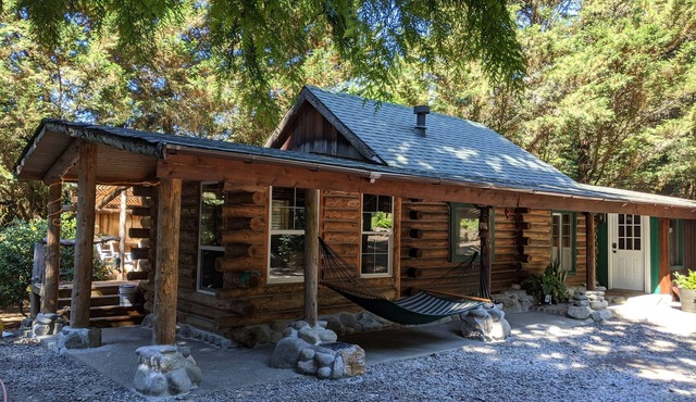 Cozy Log Cabin in peaceful wooded surroundings