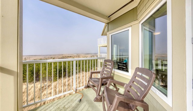 Dog-friendly oceanfront condo with electric fireplace - walk to the beach