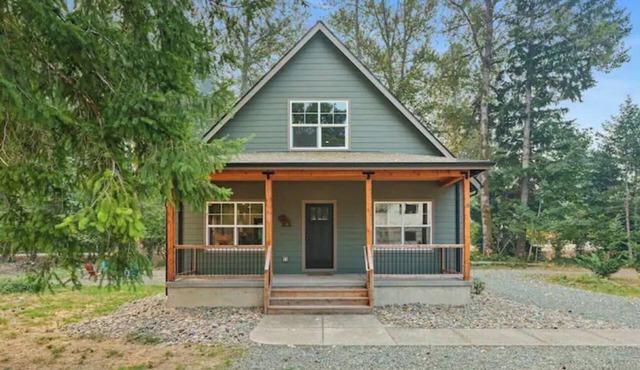 Elkhorn Cabin- In the heart of downtown Packwood, WA. Sleeps 10