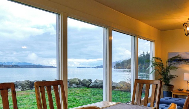 Fabulous 3-Bedroom Waterfront Home on Charming Lummi Island Awaits You