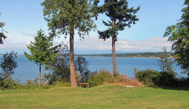 Family Beach House With Beautiful Views, Huge Yard, Mooring Buoy, And Kayaking