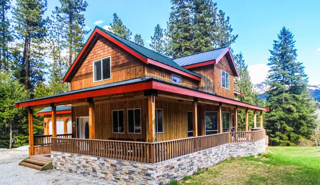 Family Retreat with Mountain Views ★ Entertainment Room ★ Hot tub