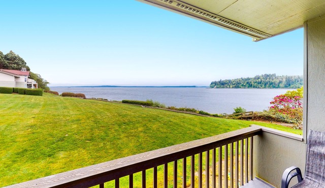 Ground-floor condo with indoor/outdoor pools, hot tub, pickleball/tennis, & gym