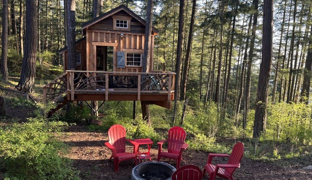 Heron's Nest Treehouse · Cozy and Beautiful Island Treehouse with cedar hot tub
