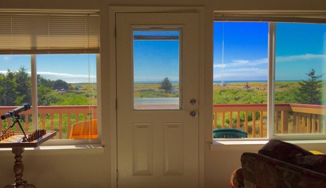 In Heart of Long Beach. Beautiful Ocean View. Walk to beach, Restaurants, Shops.