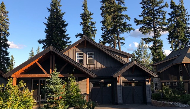 June weekend specials! Golf Course home with hot tub and fire pit!