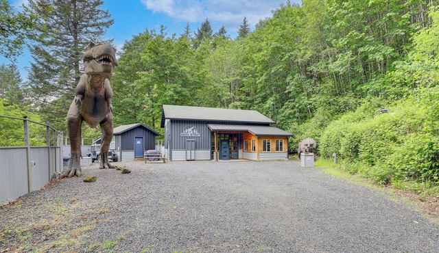 Jurassic Retreat: Hot Tub & Life-Size Dinosaurs!