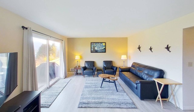 Lake and mountainview condo with washer/dryer & patio - close to town & water