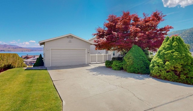 Lake view home w/resort amenities like pools, tennis & more