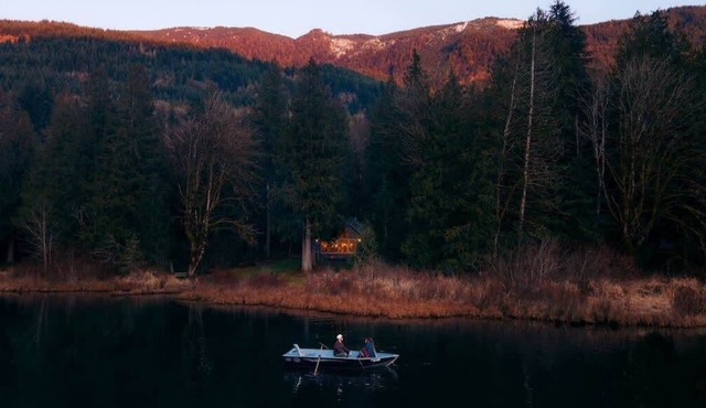 Lakefront Silver Lake Chalet with Hot Tub, Dock & 3 Kings near Mt. Baker