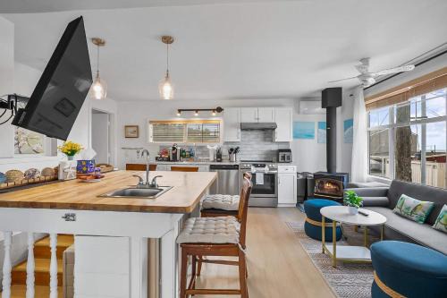 Large 3 bed house on creek by the bay and park