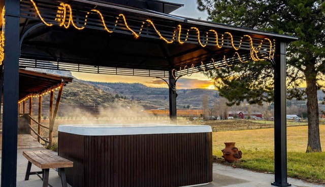 Livingston Lodge 20-Acre Retreat w/Hot Tub