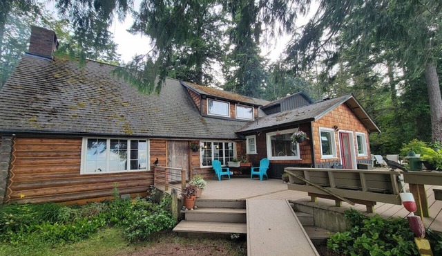 Log cabin w/private beach, Sound views