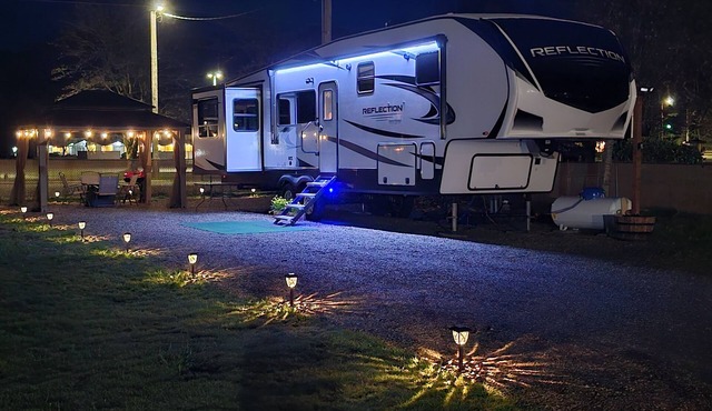 Luxurious 37' 5th Wheel. Enjoy all the fun of Glamping