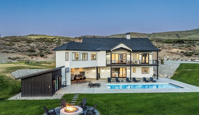 Luxurious home w/seasonal pool, hot tub, fire pit & outdoor kitchen