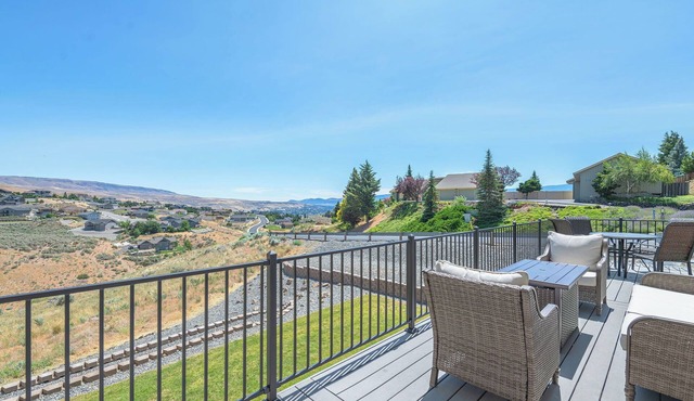 Luxury Home with Epic Views - Game Rooms, Gym, Near Leavenworth & Lake Chelan
