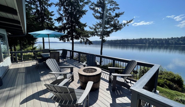 Luxury Waterfront home in Grapeview, private beach, kayaks and so much more!
