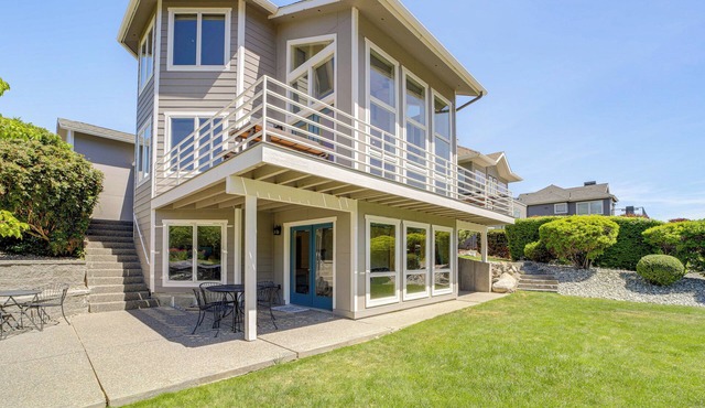 Modern Retreat w/Hot Tub - Steps to Lake Chelan!