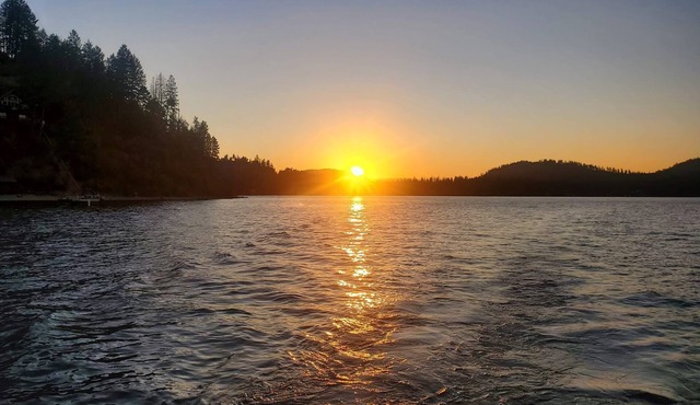 Oh Deer Waterfront Cabin, private dock, Sleeps 8