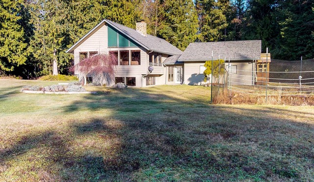 Peaceful home in private meadow with wood-burning fireplace
