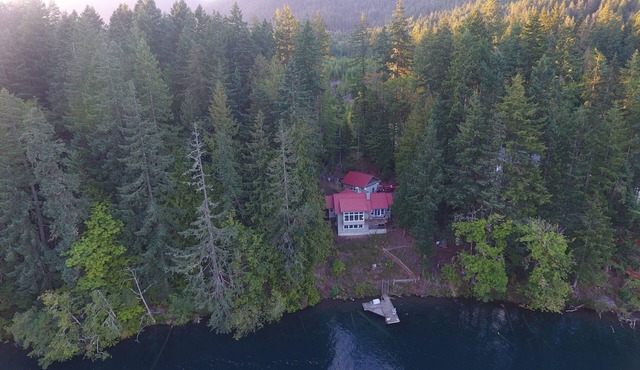 Peaceful lake house nestled in the Olympics on beautiful Lake Sutherland