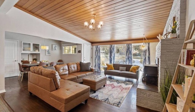 Perfect for groups-Theater & Arcade close to dwtn!