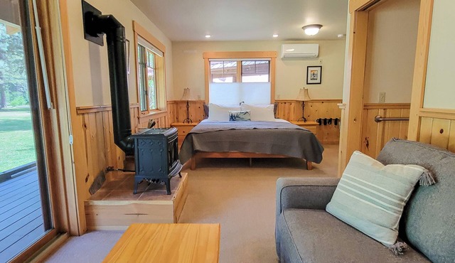 Pine Room 15 - garden room at The Inn At Mazama
