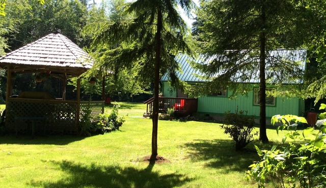 Private,Quiet,cabin,on 27 acres,w/trails. near the Hoh Rain Forest Nat' l Park.