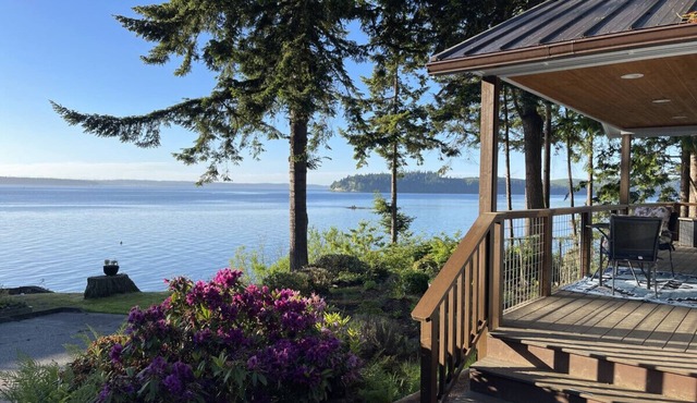 Puget Sound Chic Romantic Cottage with Private Beach Access & Gated Entry