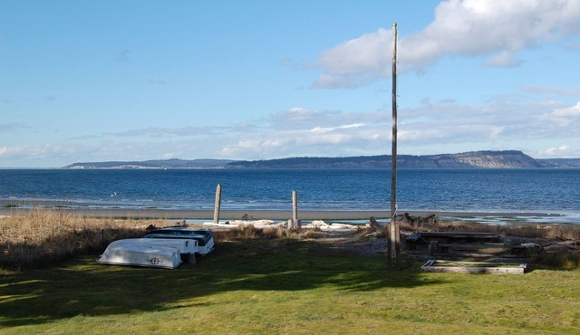 Rare Find - Waterfront Beal Beach House-Private Beach/Majestic View