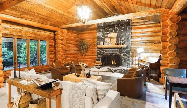Red Mountain Lodge – A Luxurious Woodland Retreat Near Silver Lake Park w/Treetop Sauna