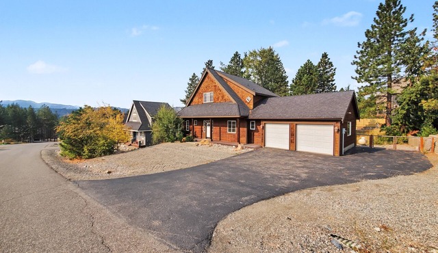 Roslyn Pines: Hot Tub, Spacious Deck, Dogs Welcome, Family Friendly!