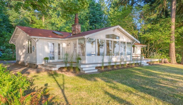 Sea Salt Cottage - 180-degree Views of the Olympic Mountain Range and Hood Canal