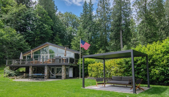 Secluded Lakehouse with Pickleball & Hot Tub