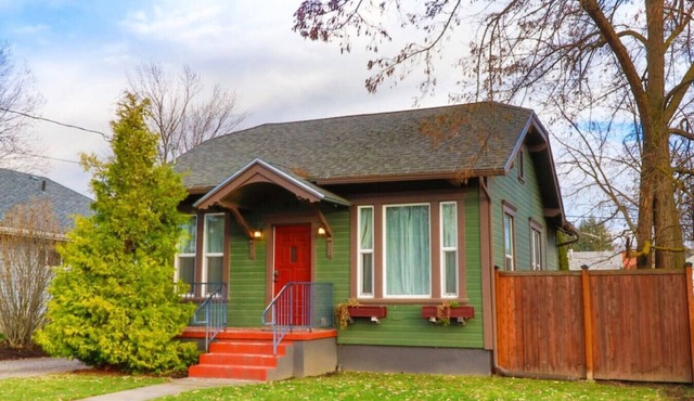 Sewah Retreat · Charming Craftsman Cottage - Walkable to Town