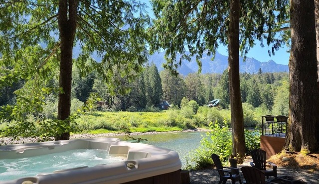 Small Timbers-riverfront log home, stunning view