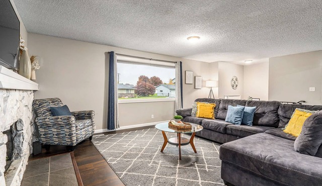 Spacious Valley Home I Perfect for Families!