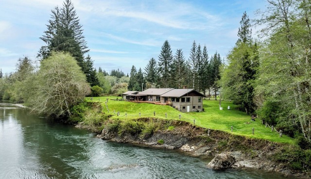🏞️ Spectacular River Views, ♨️ Hot Tub, ⚡Backup Generator, 🏓 Game Table