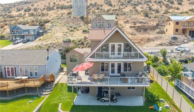 Sun Cove - Lake Entiat Getaway - 3 bedroom + loft with lake views!