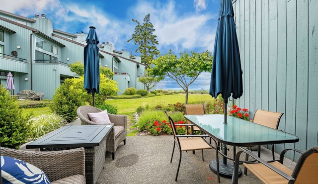 The Beach Retreat-Stylish 2-bedroom view condo in Birch Bay